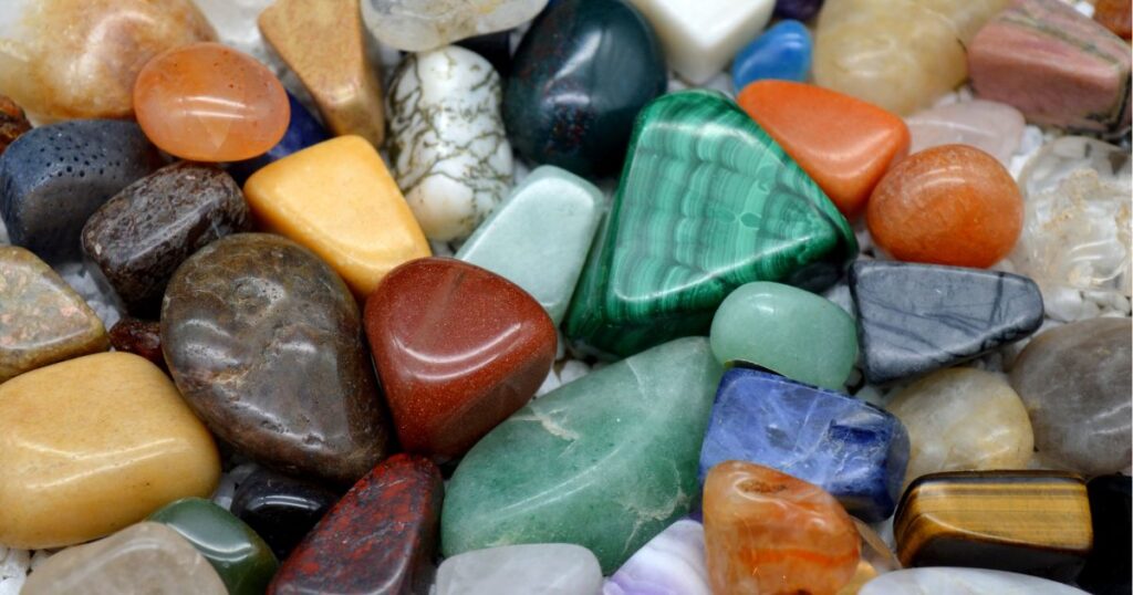 Piedras de Protección: Cuáles Usar en tu Día a Día (Y cómo llevarlas)